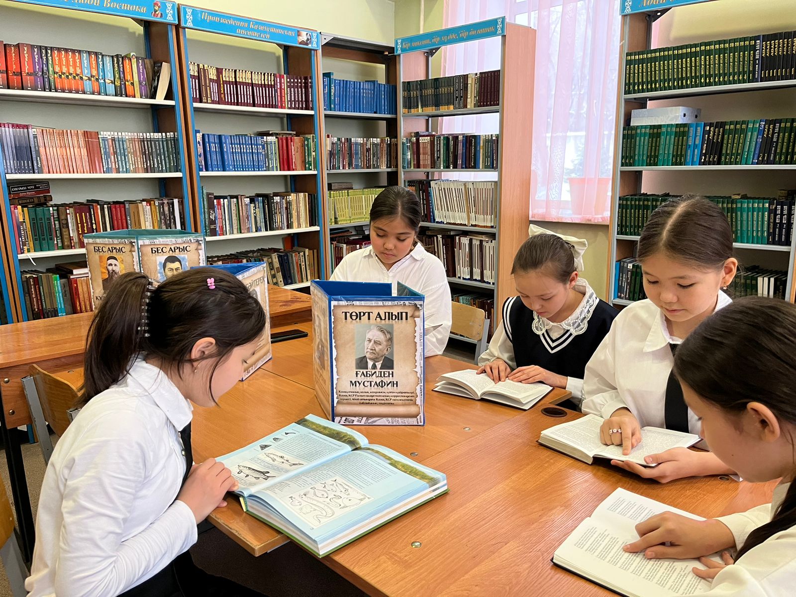 "Оқуға құштар мектеп" жобасы үзілісте 5 минут кітап оқу