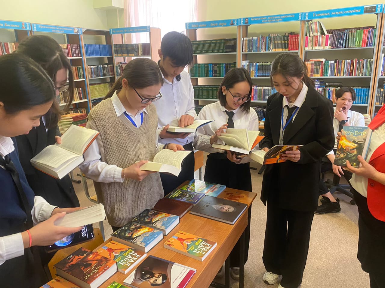 11- сынып оқушылары «Кітапханаға кітап сыйла» акциясы