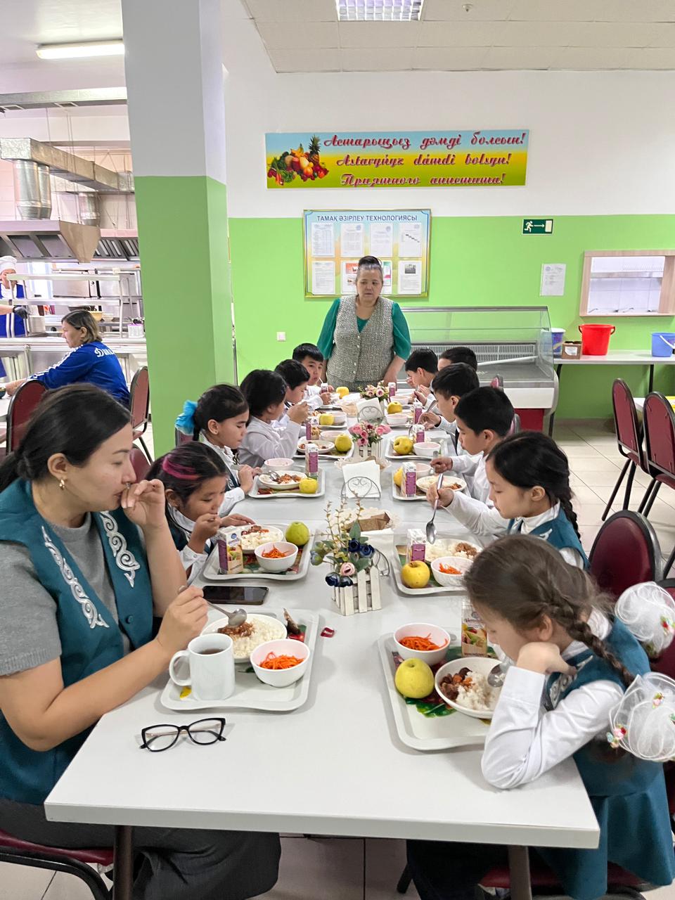 Балалардың тамақтану сәті