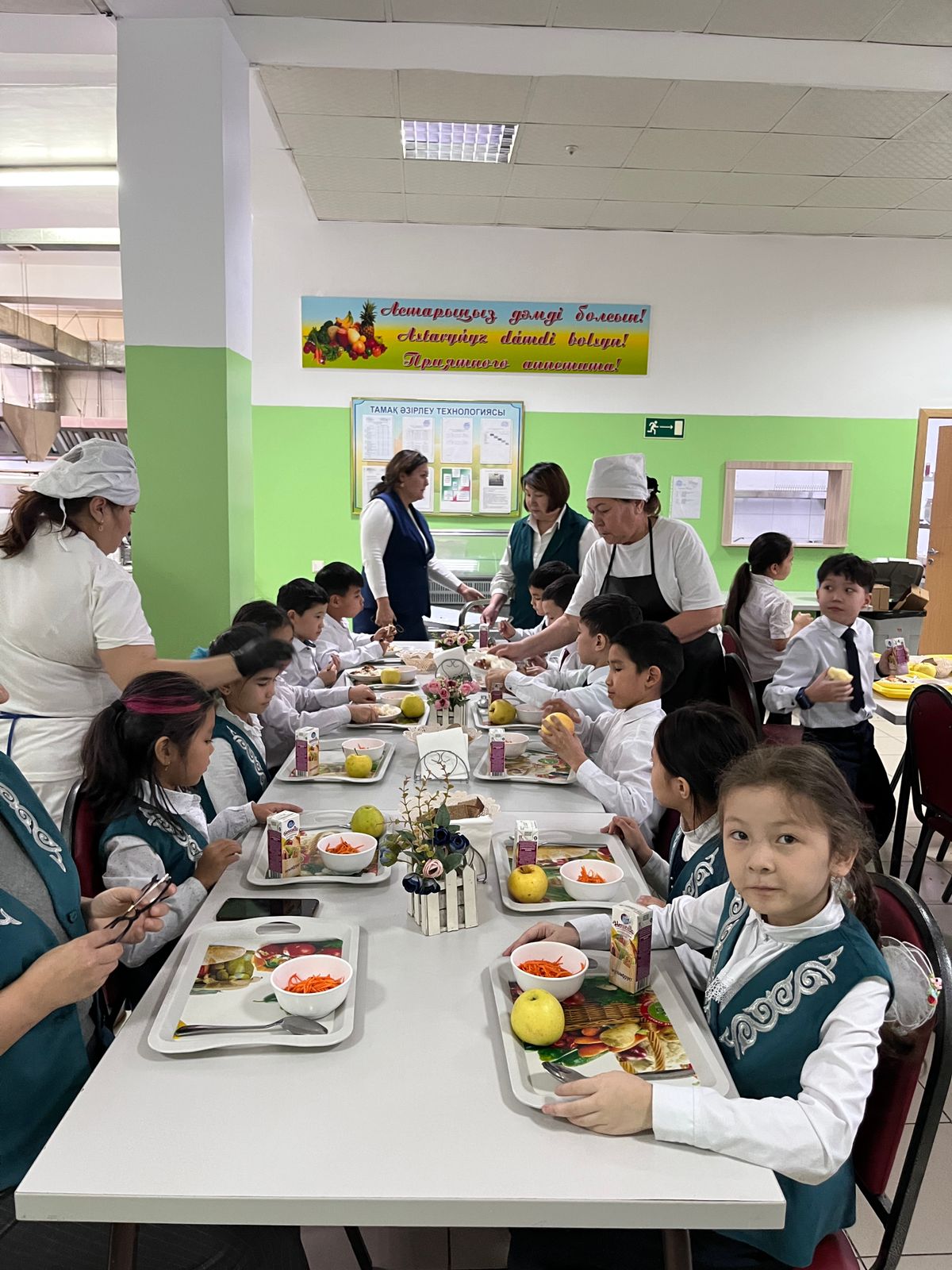 Балалардың тамақтану сәті