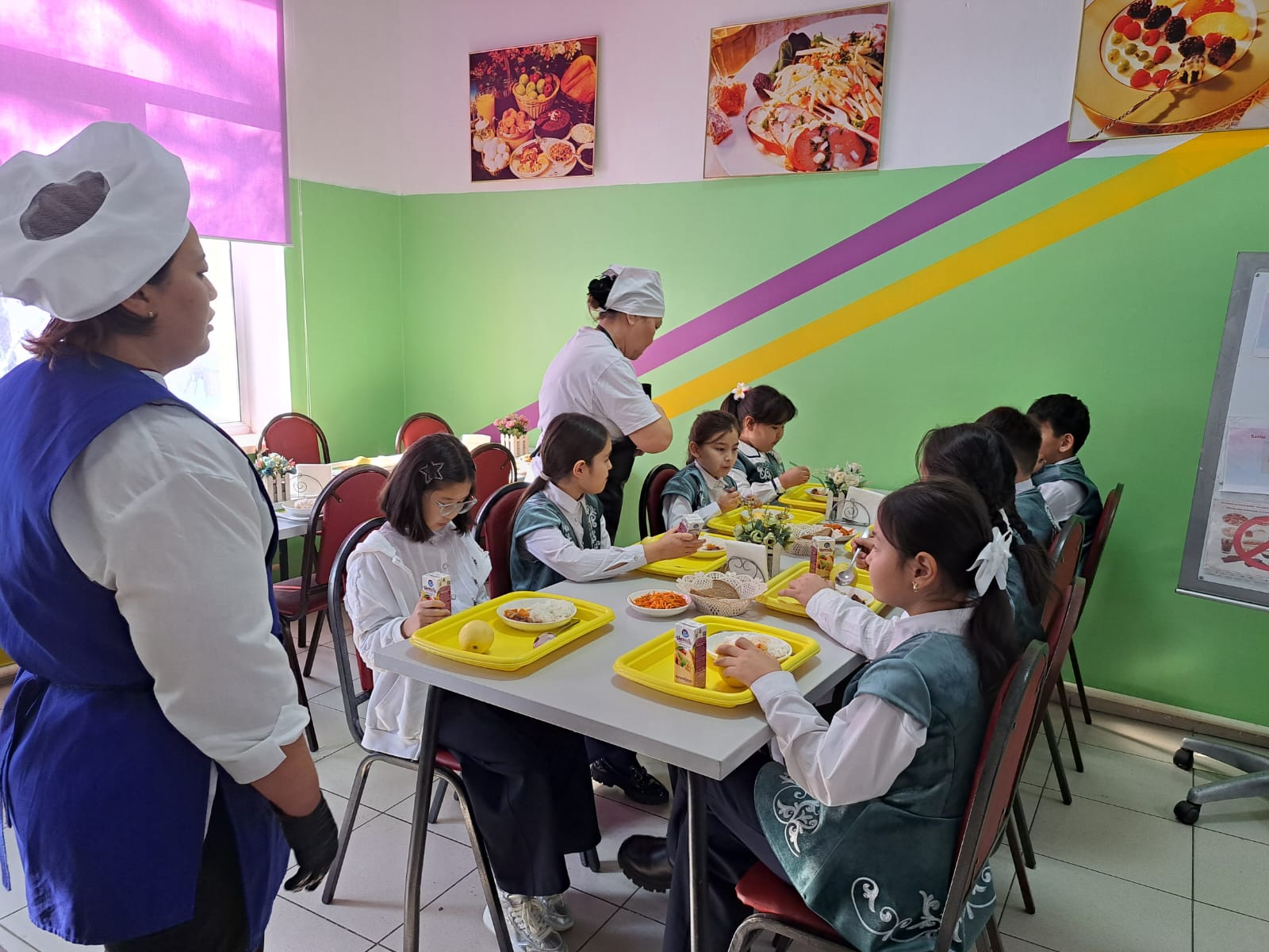 Балалардың тамақтану сәті