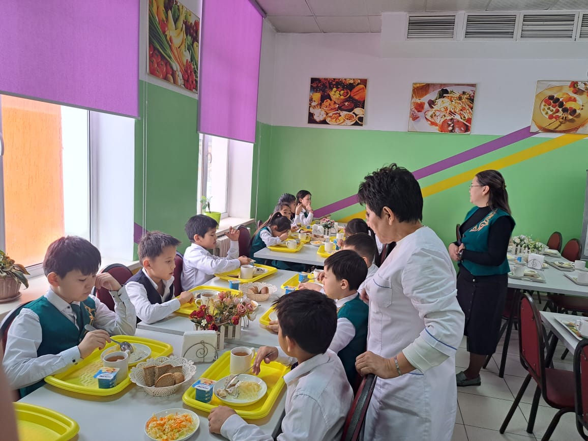 Баларадың тамақтану сәтінен