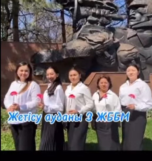 Мектебіміздің ұстаздары ерекше тебіреніспен “Ана туралы баллада” әнін орындады.