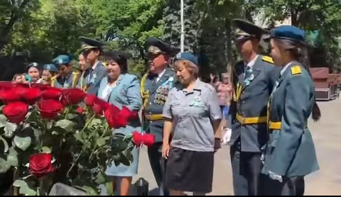 Мәңгілік алауға гүл шоқтарын қойды.